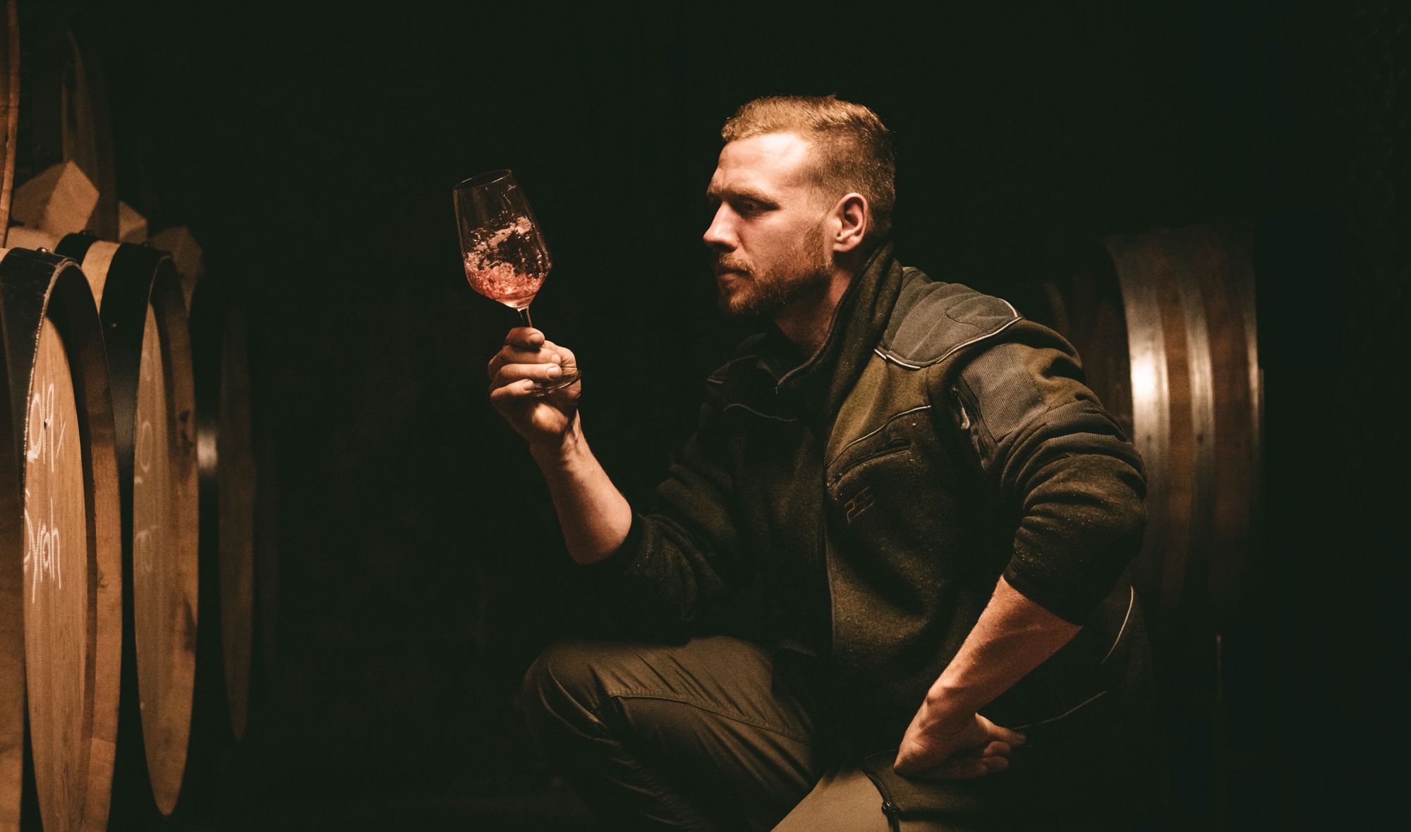 Daniel Schweizer mit einem Weinglas in der Hand